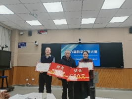 人们在看台上的人在房间里

AI 生成的内容可能不正确。